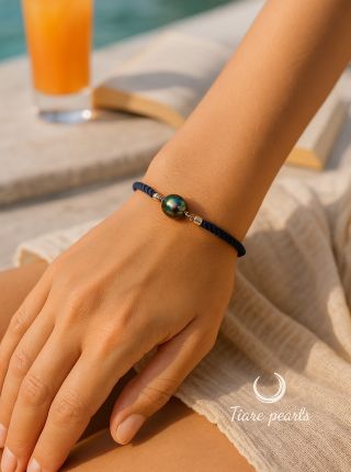 Síla jednoduchosti, krása perly. Minimalistický náramek z námořnického provazu s pravou tahitskou perlou — ideální doplněk...