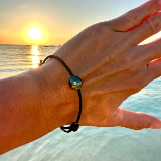 Minimalistický šperk s duší oceánu 🌊 - Pravá tahitská perla na jemném koženém náramku. Náramek, který si zamilujete pro...