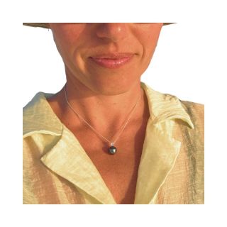 ✨ Dotek oceánu na kůži - tahitská perla✨ Když se večerní slunce opírá do tváře a perla zachytí jeho poslední paprsek… je v...