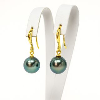 Nadčasová elegance v každém detailu. Nové náušnice s tahitskými perlami ve pozlacené 24k zlatem jsou určené ženám, které...